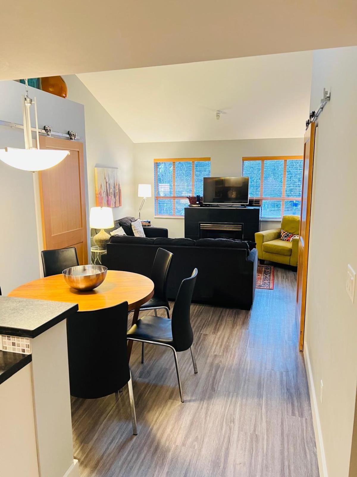 Tyndalstone Lodge 3 Bedroom In The Heart Of Village North Уистлер Экстерьер фото