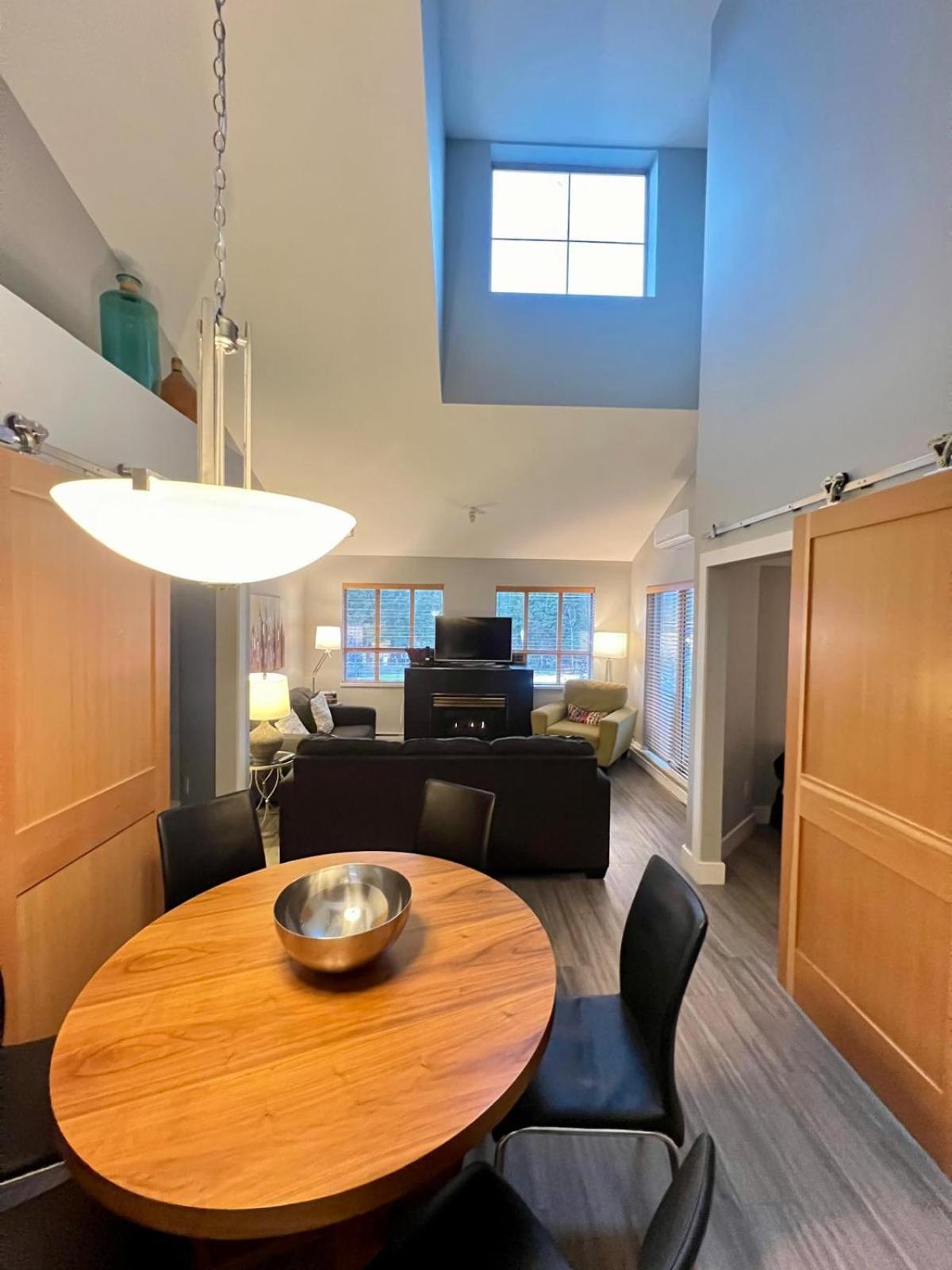 Tyndalstone Lodge 3 Bedroom In The Heart Of Village North Уистлер Экстерьер фото