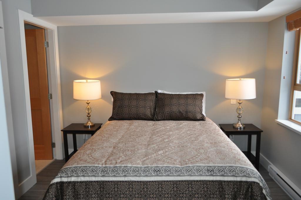 Tyndalstone Lodge 3 Bedroom In The Heart Of Village North Уистлер Экстерьер фото