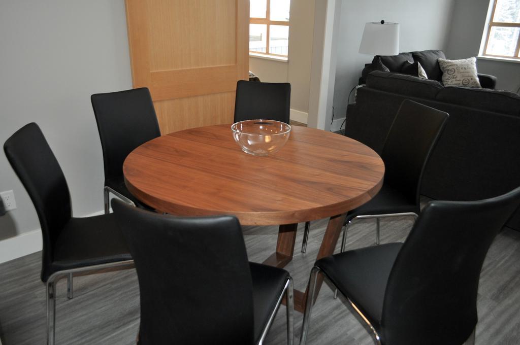 Tyndalstone Lodge 3 Bedroom In The Heart Of Village North Уистлер Экстерьер фото