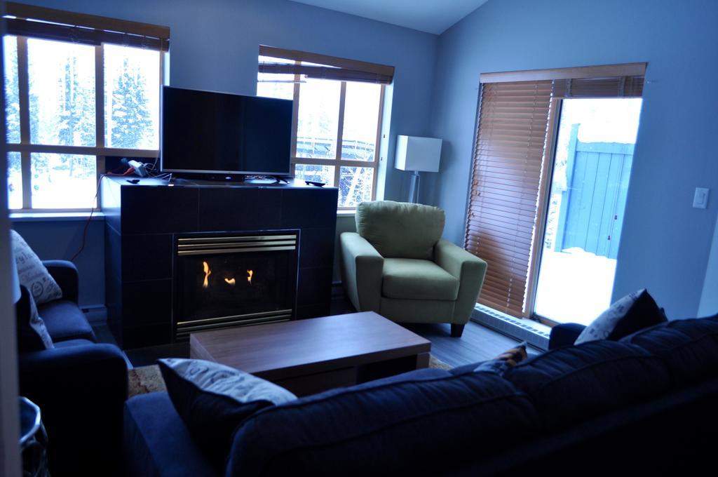 Tyndalstone Lodge 3 Bedroom In The Heart Of Village North Уистлер Экстерьер фото