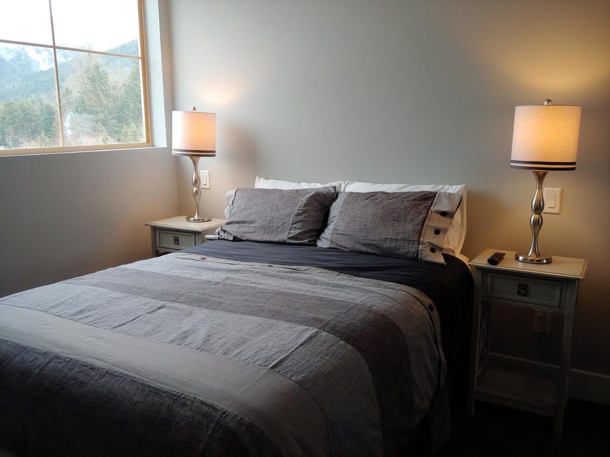 Tyndalstone Lodge 3 Bedroom In The Heart Of Village North Уистлер Экстерьер фото