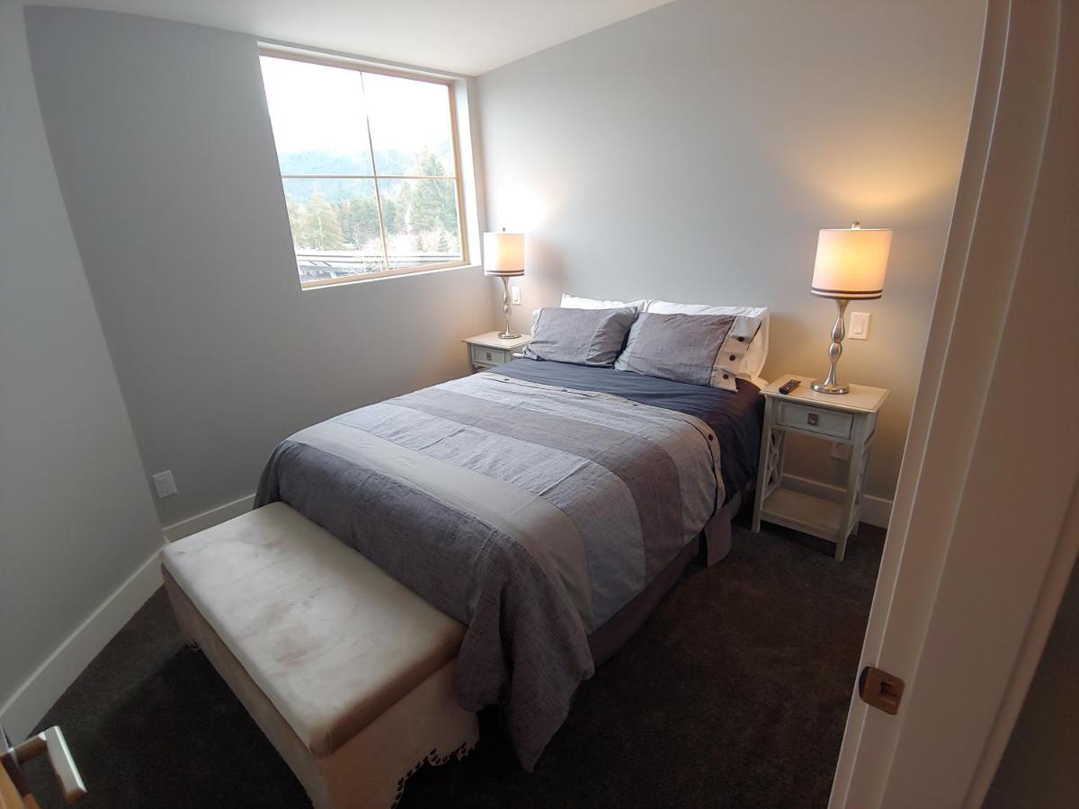 Tyndalstone Lodge 3 Bedroom In The Heart Of Village North Уистлер Экстерьер фото