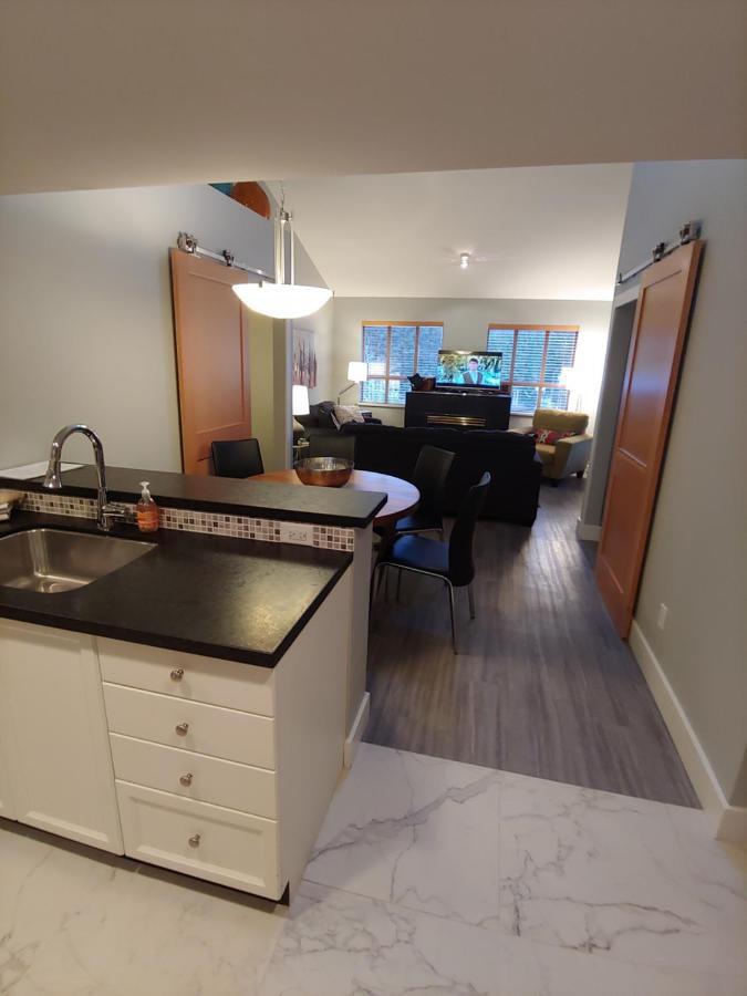 Tyndalstone Lodge 3 Bedroom In The Heart Of Village North Уистлер Экстерьер фото